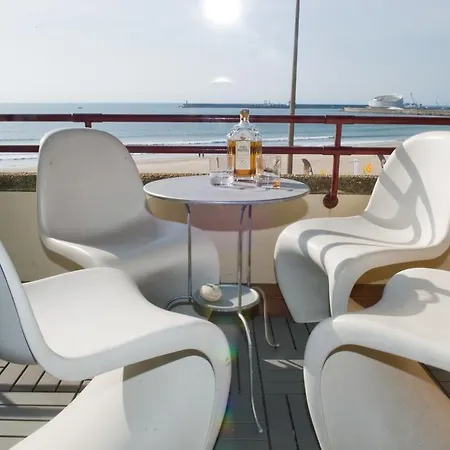 波尔图赛公寓 *